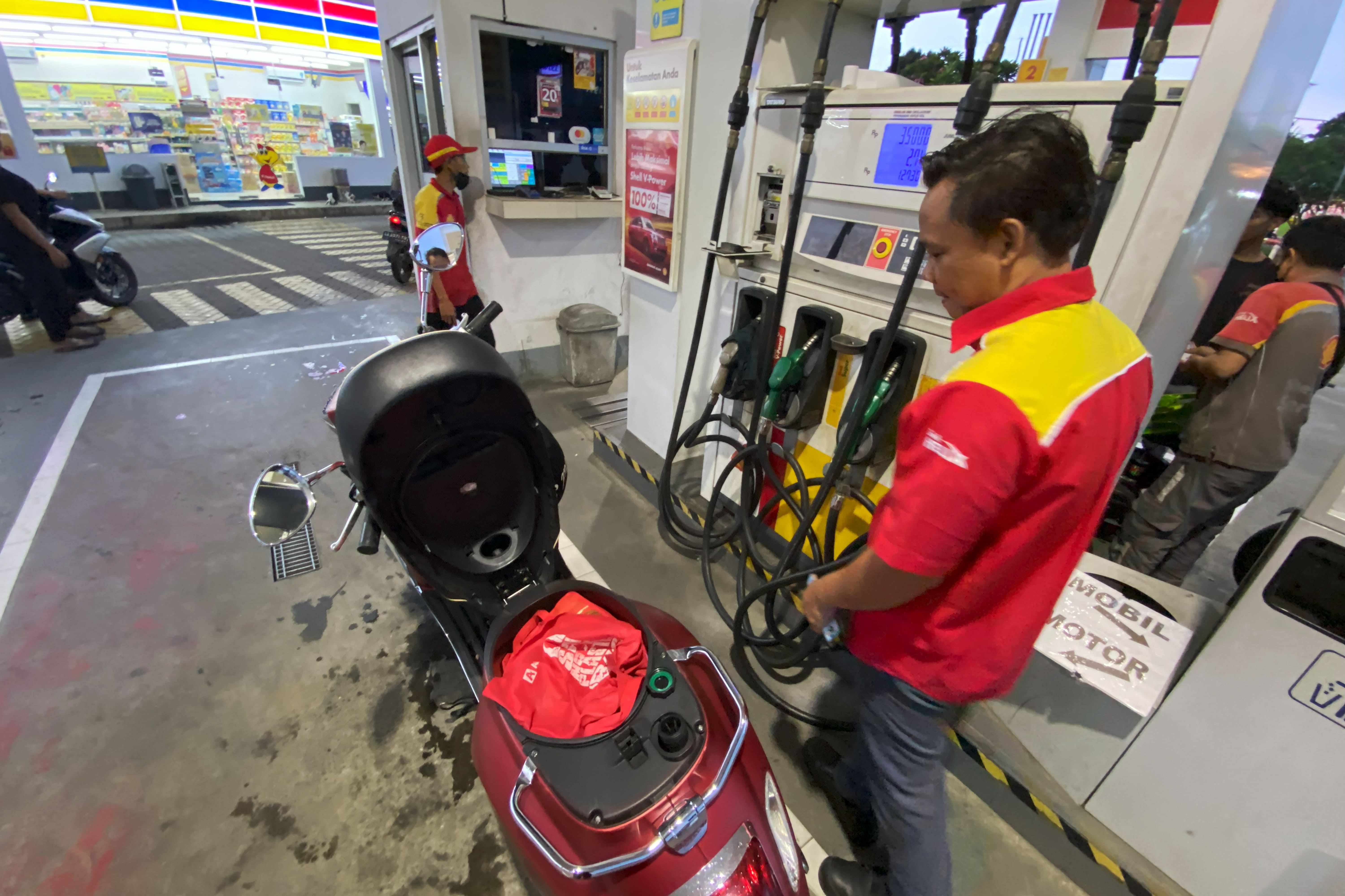 Shell Turunkan Harga Bensin, Shell Super Kini Rp12.580 per Liter